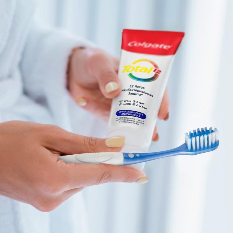 Зубная щетка COLGATE Extra Density жесткая цвет в ассортименте