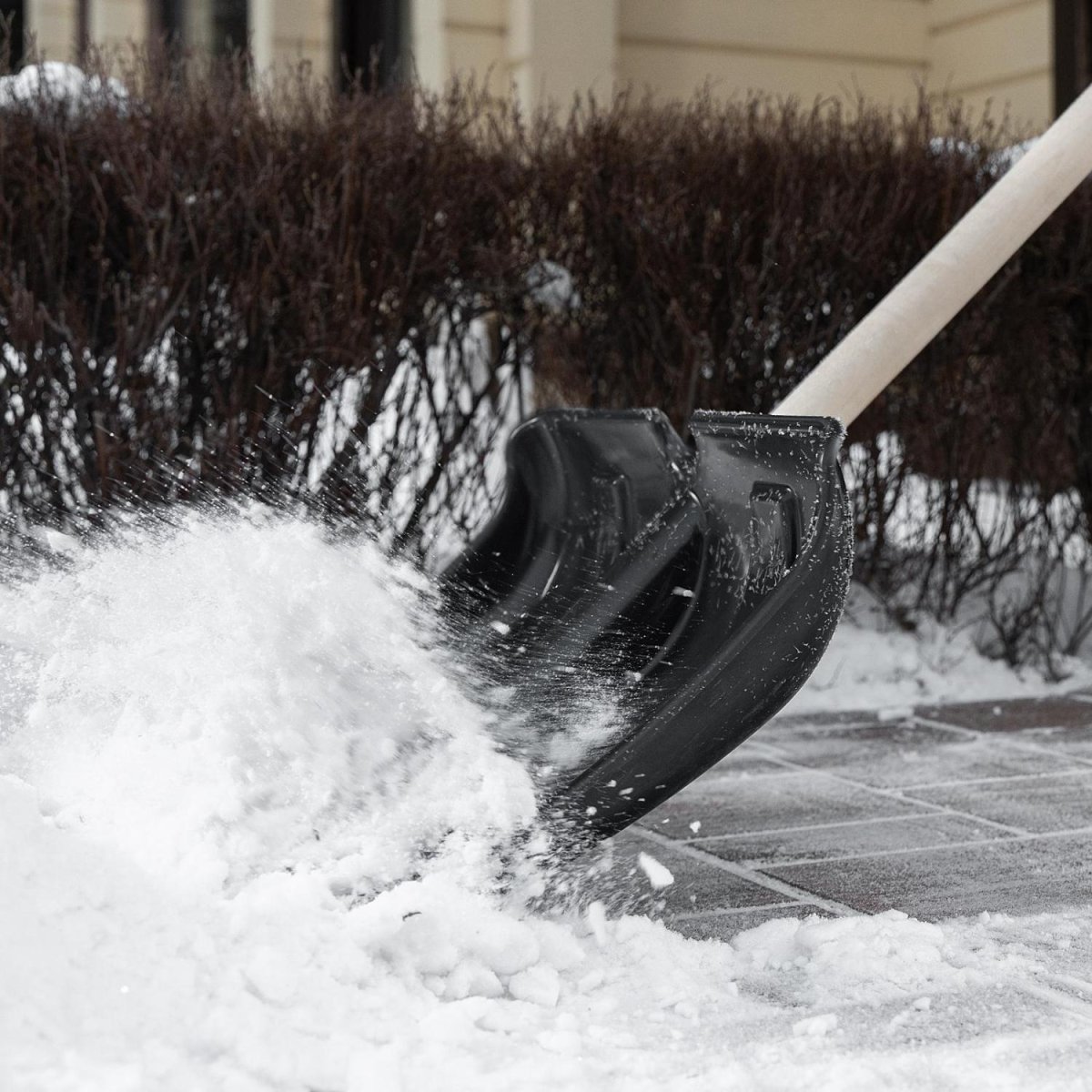 Лопата для уборки снега Сибртех пластик, деревян/черен 380х360х1420мм_61697