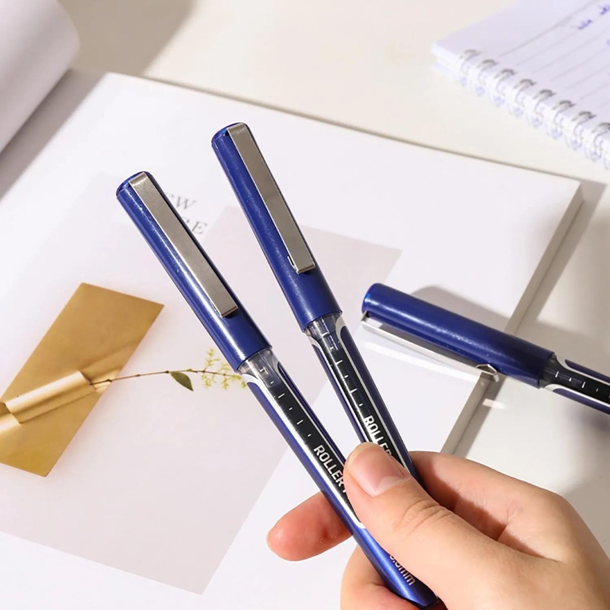 Роллер Deli EQ657-BL,иг.нак0,5,мет.клип,кругл.корп,синие черн