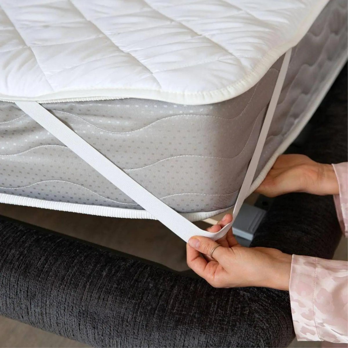 Наматрасник стеганый, с резинками по углам,90х200,100 г/кв м,МХМ-90